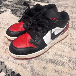 Nike Air Jordan 1 Low Top GS BlaWhite Fire Red Shoes 553560-063 Youth Size 5Y